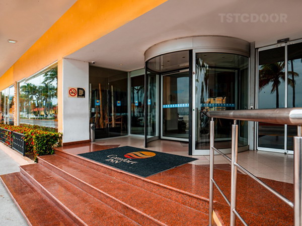 TSTC 3 wing Revolving Door in Veracruz