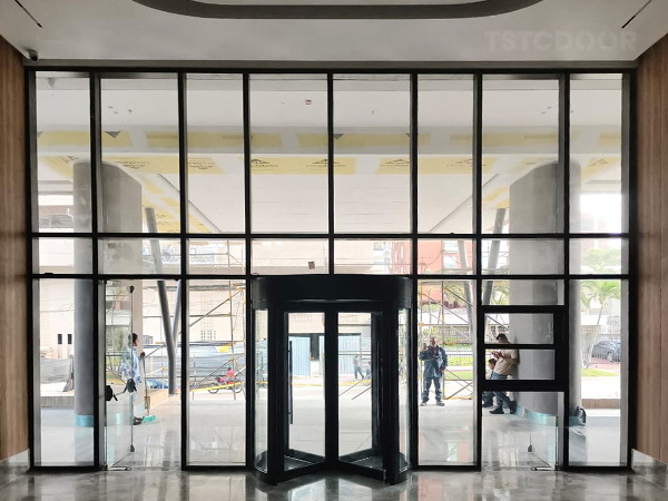 LE MERIDIEM Hotel-TSTC Revolving Door-250805-1